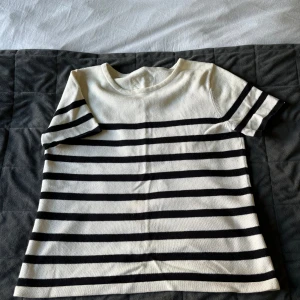 Randig t-shirt 💕 - De har varit en långärmad tröja men klippte den till en t-shirt 💕