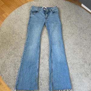 Zara jeans  - Säljer mina zara jeans det är i väldigt bra skick. Storlek 34 men insydda i låren så mer lik 32. 