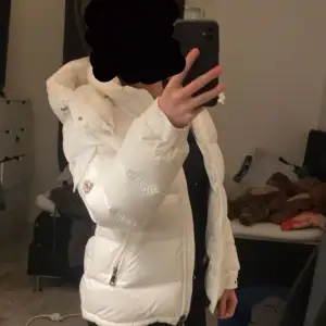 Säljer min vita moncler jacka, modell marie down jacket i storlek 00. Jackan är i princip helt ny, använda ett fåtal gånger. Den har inga fläckar eller skador alls. nypris 14 000