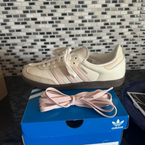 Sambas - Helt nya sambas, köpte två storlekar, slutsålda så säljer här💕pris kan diskuteras vid snabb affär