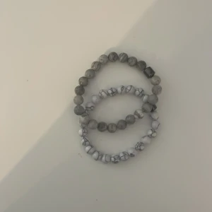 Två feta armband  - Riktigt snygga armband till ett bra pris !!!  Har du någon fråga eller prisförslag skicka!! 