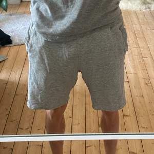 Mycket snygga gråa shorts med skönt material, passar perfekt till soft kvällar eller varma dagar.  Modellen: 185 cm Pris kan diskuteras vid snabb affär🤩