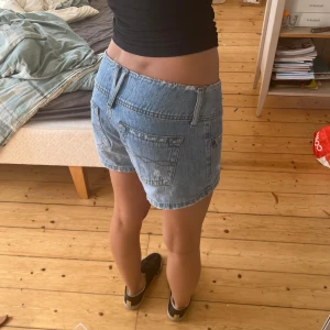 lågmidjade jeans shorts - Säljer dessa super snygga lågmidjade jeans shorts från Lei💘är tyvärr lite för stora för mig:( står storlek 5 på dem men skulle säga att dem är som s/m💗