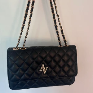 Handväska / axelväska  - Snygg svart handväska med guld detaljer 💛