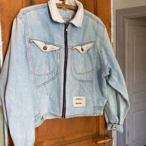 Jeansjacka - Jeansjacka köpt vintage i Köpenhamn. Kort i modellen.