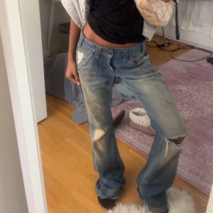 Lågmidjade jeans - Skit snygga jeans. Rätt så långa på mig som är 157! Midja rakt över:36 cm Innebenslängden:83cm Köp via plick💘