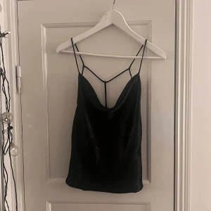 Linne - Superfin topp i glansigt material! Storlek xxs❤️