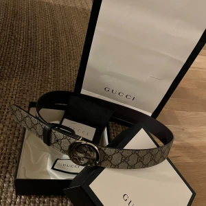 Gucci supreme Blondie/ebony belt - Aldrig använt då den är för stor. 85 cm. Kvitto medföljer. Hör av er vid frågor