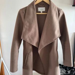 Brun kappa med fickor - Supersnygg kappa till hösten, våren osv. Från VILA storlek XS Passar S