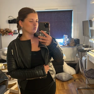 Skinnjacka - Bra skick, finns däremot defex inuti jackan som knappt syns. 