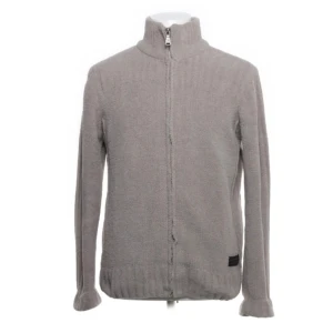 Next Kofta - Beige kofta från Next perfekt inför hösten! Passar perfekt med T-shirt eller skjorta under(kombinera gärna med någon av våra andra plagg) skicket e (9/10). Hör av er vid frågor!