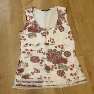Kappahl topp M - Topp från Kappahl i storlek M med superfina detaljer och rödblommigt mönster. Skriv gärna vid frågor 💕