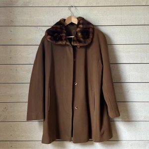 Kappa  - Kappa i nyskick, använda två gånger. Är i ull och Kashmir. Skriv vid fler frågor och bilder😊