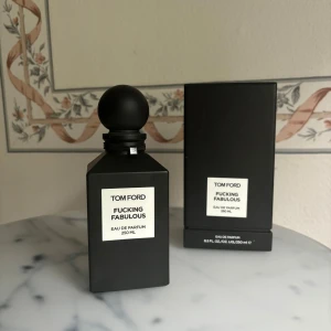 Tom Ford Parfym - 250 ml flaska men endast 40% kvar! Se doftbeskrivning på sista bilden. Skriv gärna för mer info och bilder😊