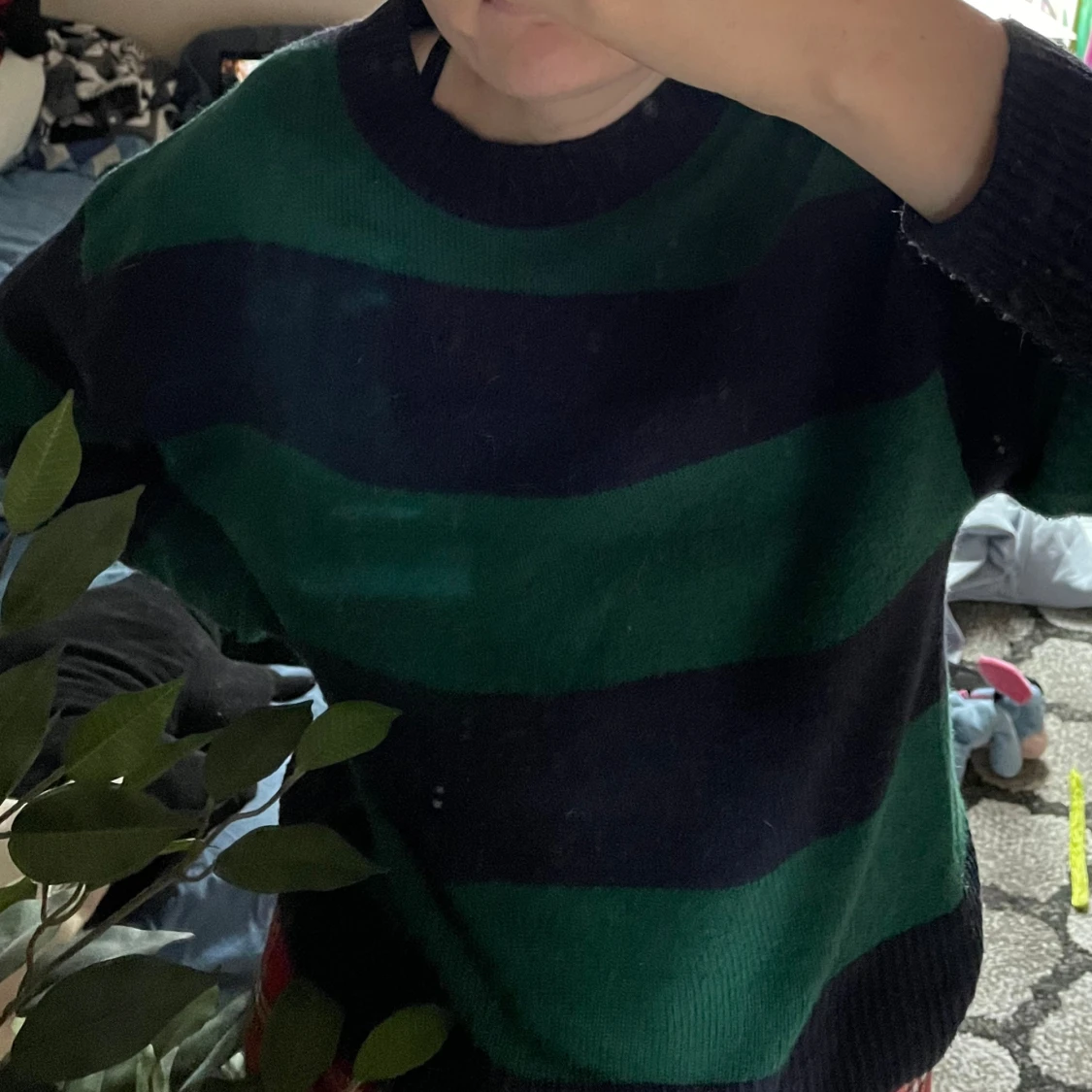 Randig tröja i grönt och svart