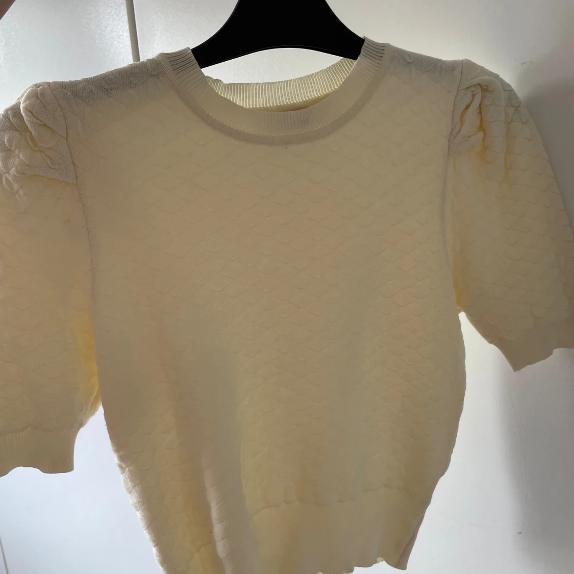 Krämfärgad stickad tröja från Knit Mix - 90