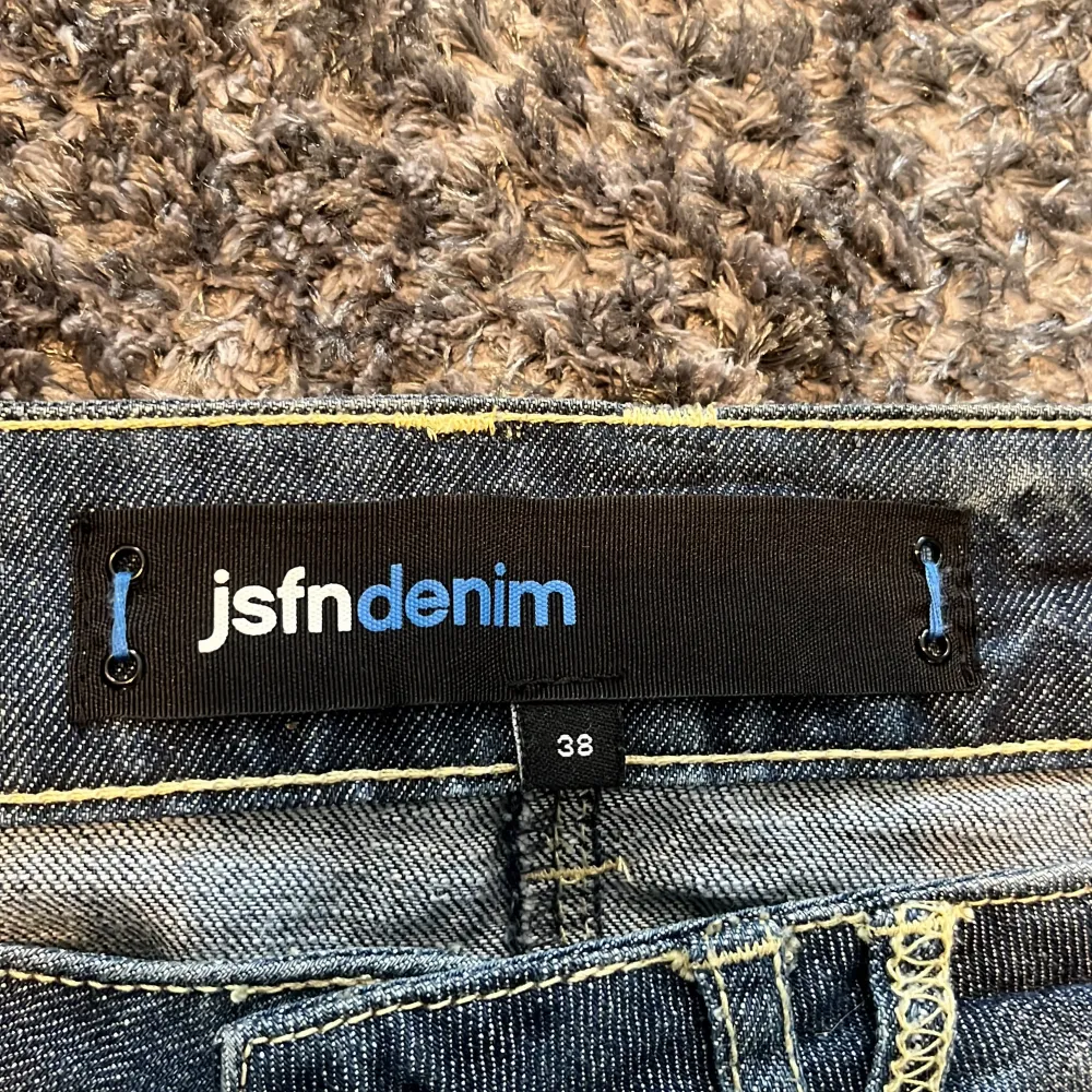 Säljer en snygg jeanskjol från jsfn denim i storlek 38. ser ut att vara i nyskick. Gratis frakt i 7 dagar💕. Kjolar.