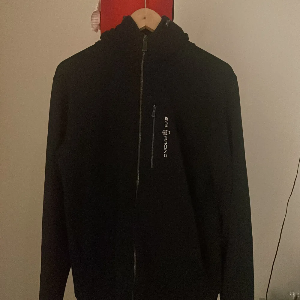 Sail racing zip hoodie svart, riktigt bra passform, bra luva och har förvaring så det räcker och blir över. Riktigt bra och skön tröja. Nypris 1500, knappt använd.. Hoodies.