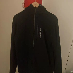 Sail racing zip hoodie - Sail racing zip hoodie svart, riktigt bra passform, bra luva och har förvaring så det räcker och blir över. Riktigt bra och skön tröja. Nypris 1500, knappt använd.