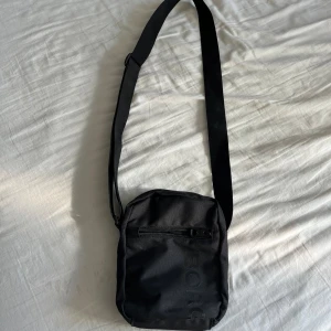 Björn Borg axelväska  - Säljer en axelväska från björn borg som aldrig är använd  