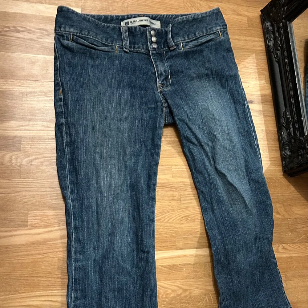 Har haft i flera månader, ganska använda men jeansen är i bra skick. Dem är 3/4 jeans som är lite flared och storleken är ungefär S men det passar bra för M också. 🎀. Jeans & Byxor.