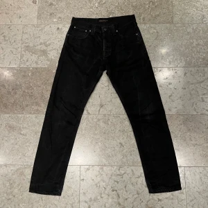 Nudie jeans  - För grisch Nudie jeans. De är små i storleken så sitter mer som en 32 i midjan. 