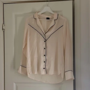 Skjorta  - En satin skjorta som är oanvänd från Gina tricot 