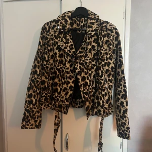 Leopardjacka - Jacka med leopardmönster från Esmara🐆 Använd en gång, den är i nyskick. Strl 44, men jätteliten i storleken så skulle säga att den passar S/M 