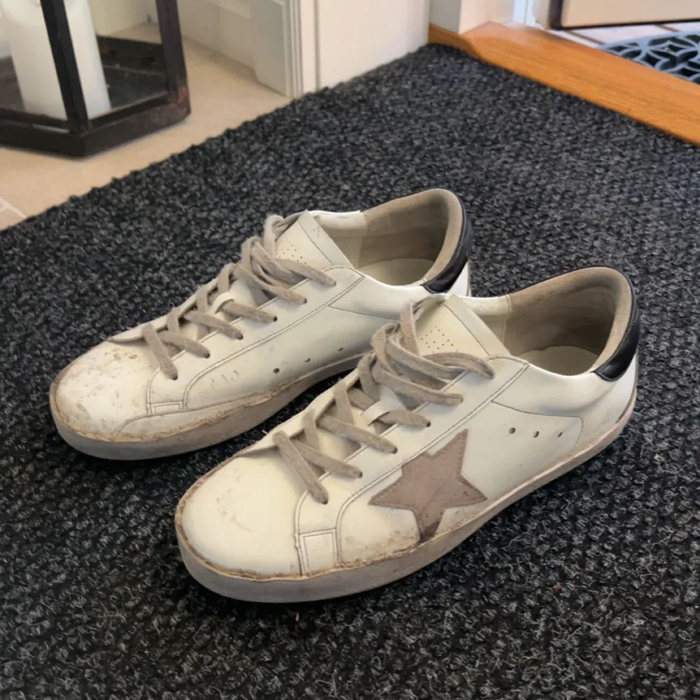 Tja! Golden goose dojjor i bra skick förutom toeboxen därav priset, säljes eller bytes mot några andra skor i storlek 43. Då dessa har blivit för små. Passar till allt! Hör av er i dm vid frågor, pris ej hugget i Sten 👍. Skor.