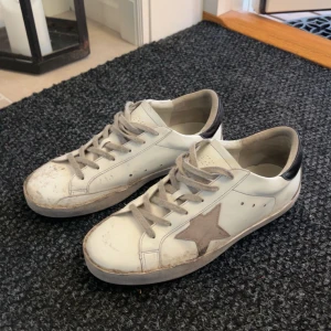 Golden Goose skor strl 42 säljes/bytes - Tja! Golden goose dojjor i bra skick förutom toeboxen därav priset, säljes eller bytes mot några andra skor i storlek 43. Då dessa har blivit för små. Passar till allt! Hör av er i dm vid frågor, pris ej hugget i Sten 👍