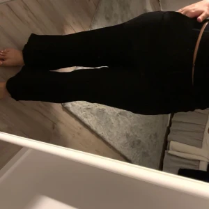 Byxa svart kort petite - Använd ett par gånger, förkortad pga min längd (158cm)