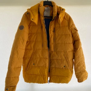 Jack & Jones vinterjacka - Gul Jack & Jones vinterjacka. Asbra skick. Storlek: M. Hör av er vid eventuella frågor!!