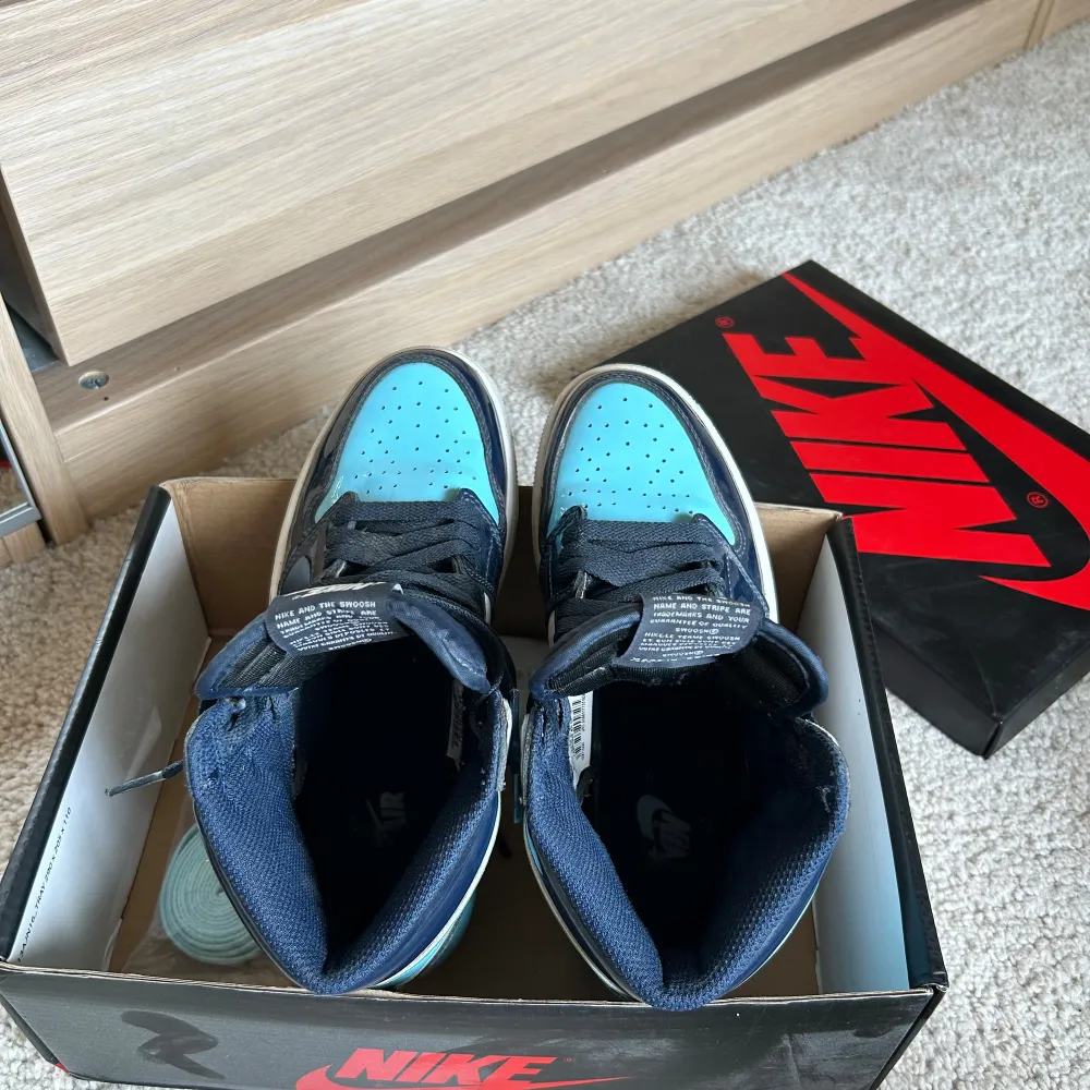 Super fina Jordan 1 Blue Chill i storlek 37,5. Jag köpte de för 5000kr och med går nu för 6200kr i denna storlek på Stock X. De är i hyfsat bra skick så jag säljer de för 3499KR. Hör av er vid intresse. (priset kan diskuteras). Skor.