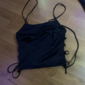 Sexi svart top - Jätte fin svart sexi top ifrån bikbok som är öppen på sidorna 