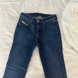 Lågmidjade jenas  - Säljer dessa Lågmidjade bootcut jeansen ifrån disel. W23 men passar mig som brukar ha W24