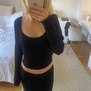 Svart topp - Säljer denna snygga ”finstickade” toppen från h&m bara använd någon enstaka gång🙏 skriv om du har några funderingar eller är intresserad av att köpa! Säljer billigt då jag måste göra mig av med massa kläder så första till kvarn💕