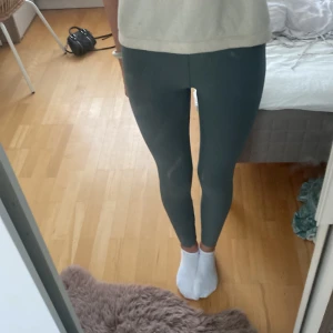 Grå leggings från Röhnisch - Säljer ett par gröna leggings från Röhnisch i storlek S. De är superbekväma och perfekta för träning.Materialet är stretchigt och de har en tight passform . 
