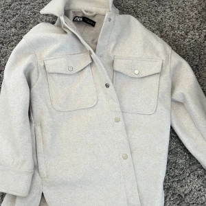 Kappa från Zara - Jacka/ kappa från Zara. Köpt för 2 år sen men knappt använd. Jättebra kvalitet💕