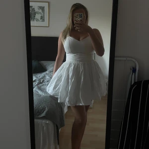 Vitt gullig klänning - Säljer min favorit klänning som tyvär har blivit för liten för mig. Klänningen har tjocka band som man kan välja att knyta framtill eller bak på ryggen. Super gulligt att göra en stor roset i ryggen 🎀