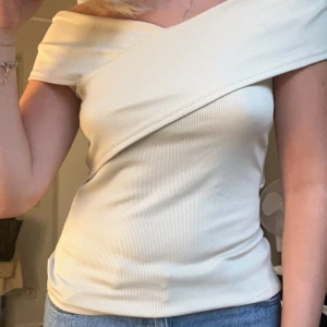 As snygg topp  - Säljer en helt ny as snygg topp då den ej kommer till användning. Köptes på en marknad i Grekland så vet inte om den går att köpa någon stans.☺️ skriv för frågor! Den är i en beige fräg/ kräm vit!