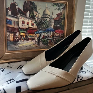 Vintage heels  - Jätte fina vita heels som inte skaver alls! De är bra skick och endast använt de två ggr. Köpt på Vinted. Skriv för mer bilder. 