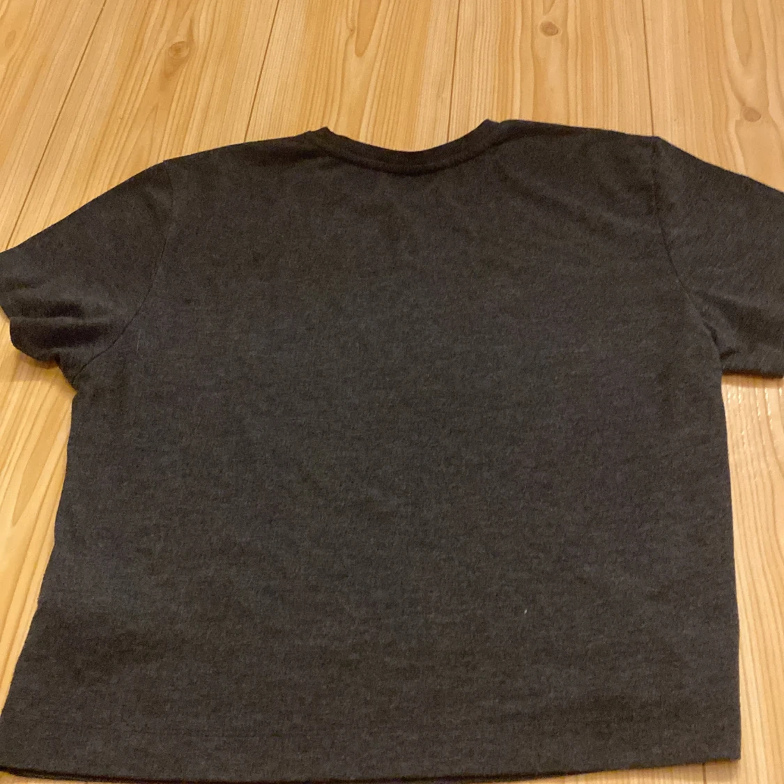 Grå svart T-shirt - 91