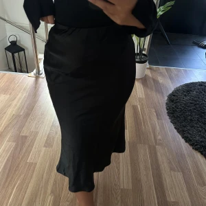 Satinkjol  - Helt ny Satinkjol från asos med prislapp