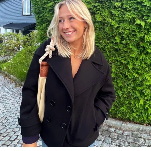 Design By Si Kappa - Säljer min as snygga design by si jacka för att jag ska köpa en ny💓 Köptes i november 2023 och användes i ca 4 månader men är i super bra skick och ser ut som ny! Perfekt nu till hösten och funkar även under vintern. Nypris 757 kr