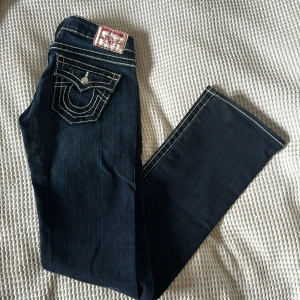 True religion jeans w26 - Midjemått: 38cm Längd: 106cm Innebenslängd: 84cm Grenen: 18 cm