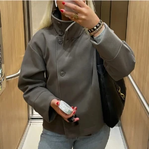 Gina Tricot jacka - Säljer denna jackan från Gina, nyskick. Bild 1 är lånad. Inga defekter förekommer💘