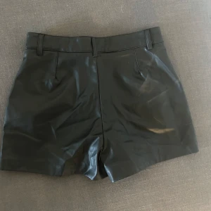 Skinnshorts Zara - eftertraktade zara shortsen perfekt till hösten endast använda 2 gånger nyskick