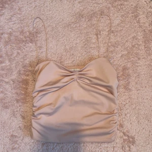 Ryschat linne  - Linne med ryschade sidor i storlek Xs. Använd vid ett tillfälle🩷