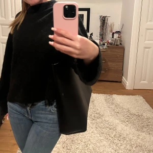 Even&odd väska  - Säljer denna svarta väska från even&odd för 100kr då jag har två stycken likadana, knappt använd och i vädigt bra skick, skriv för fler bilder🩷🌸