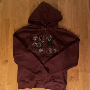 One of one tröja - Oanvänd One of one tröja som är perfekt till hösten! Nypris: 1000kr Inga defekter.